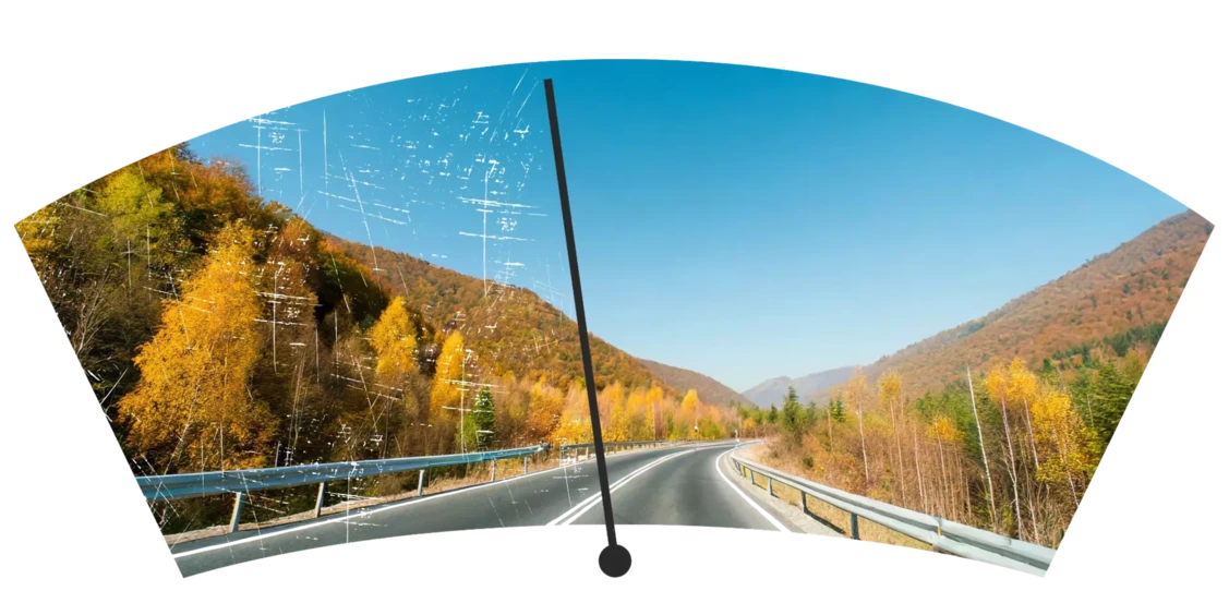 Pohľad cez predné sklo auta cez poškrabané a nepoškrabané sklo | leam.sk